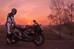 Lutz mit seinem Bike beim Sonnenuntergang.jpg