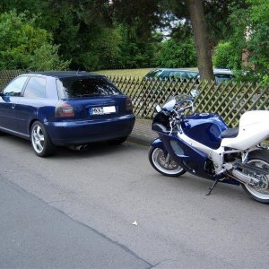 Und hier der Partnerlook, mein Moped und mein Auto :)