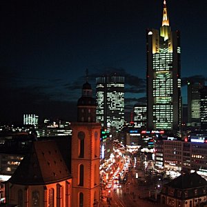 Paulskirche und Commerzbank