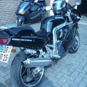 gsxr 750w und remus endschalldämpfer 

180er hinterrad