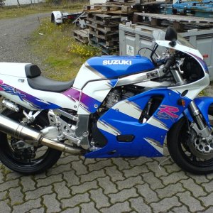 Erstmal nach hinten stellen die Lieferung kommt!
"GSX-R 1000 K9 und einige MV Agusta Brutale 990 und F4.