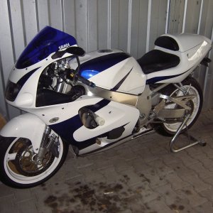 das war meine gsx r 750 srad bj.96
an der hab ich auch jede menge verändert. vom lack bis zum spiegel usw