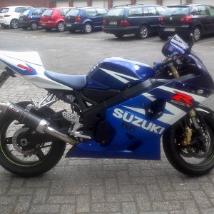 Und so sieht meine Gixxe jetzt aus mit:
Puig Racingscheibe
Verkleidungsblinker
Spiegel mit Blinker
Soziusabdeckung
GIpro Ganganzeige mit ATRE
MIVV GP 