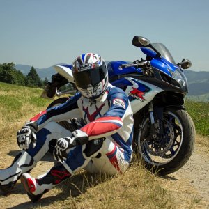 Meine Suzuki GSX-R 600 K6

Helm: HJC R-PHA 10
Lederkombi: IXS X-CONQUEST 
Handschuhe: Held
Schuhe: Alpinestars S-MX Plus