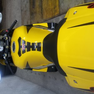 Habe meine Gixxen mit 12.000km gekauft, ist sehr lange gestanden. Wird über'n Winter serviciert und die Kennzeichenhalterung umbauen..
Bin für Vorschl