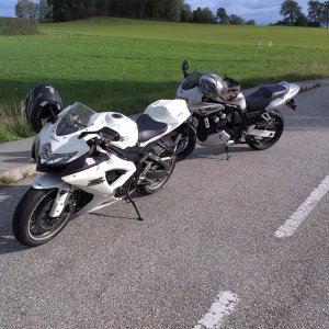 links: Honda CBF 600 (Schwiegermam)
mitte: meine GSX-R600
rechts: Yamaha Fazer (Freund)