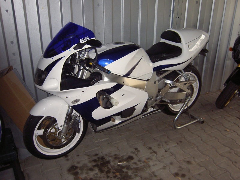 das war meine gsx r 750 srad bj.96
an der hab ich auch jede menge verändert. vom lack bis zum spiegel usw