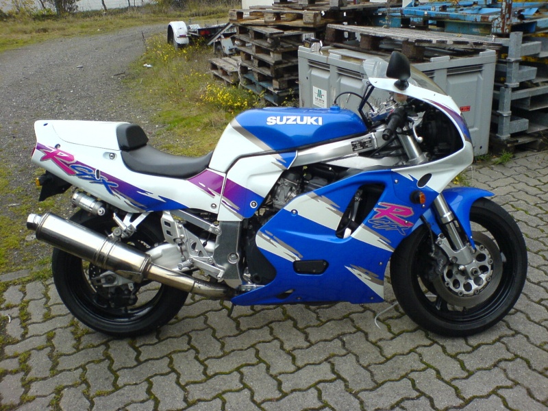 Erstmal nach hinten stellen die Lieferung kommt!
"GSX-R 1000 K9 und einige MV Agusta Brutale 990 und F4.