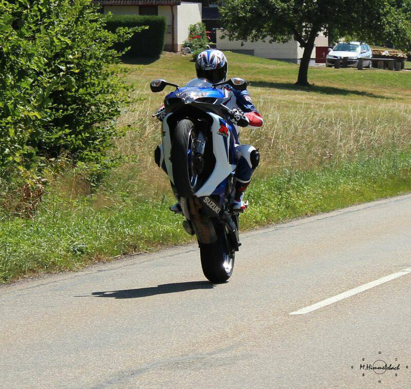 Ich und meine Gixxer beim Wheelen :)