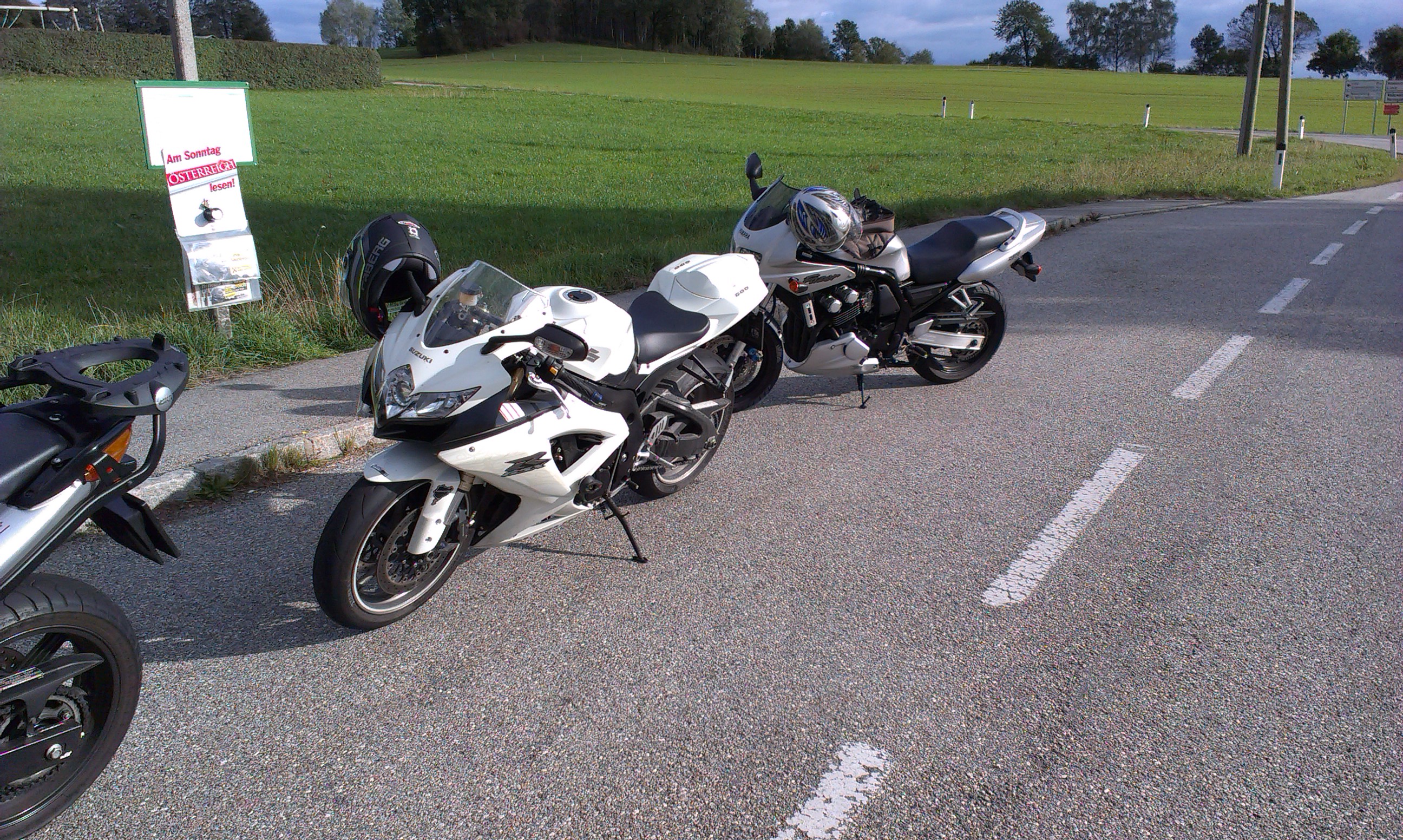 links: Honda CBF 600 (Schwiegermam)
mitte: meine GSX-R600
rechts: Yamaha Fazer (Freund)