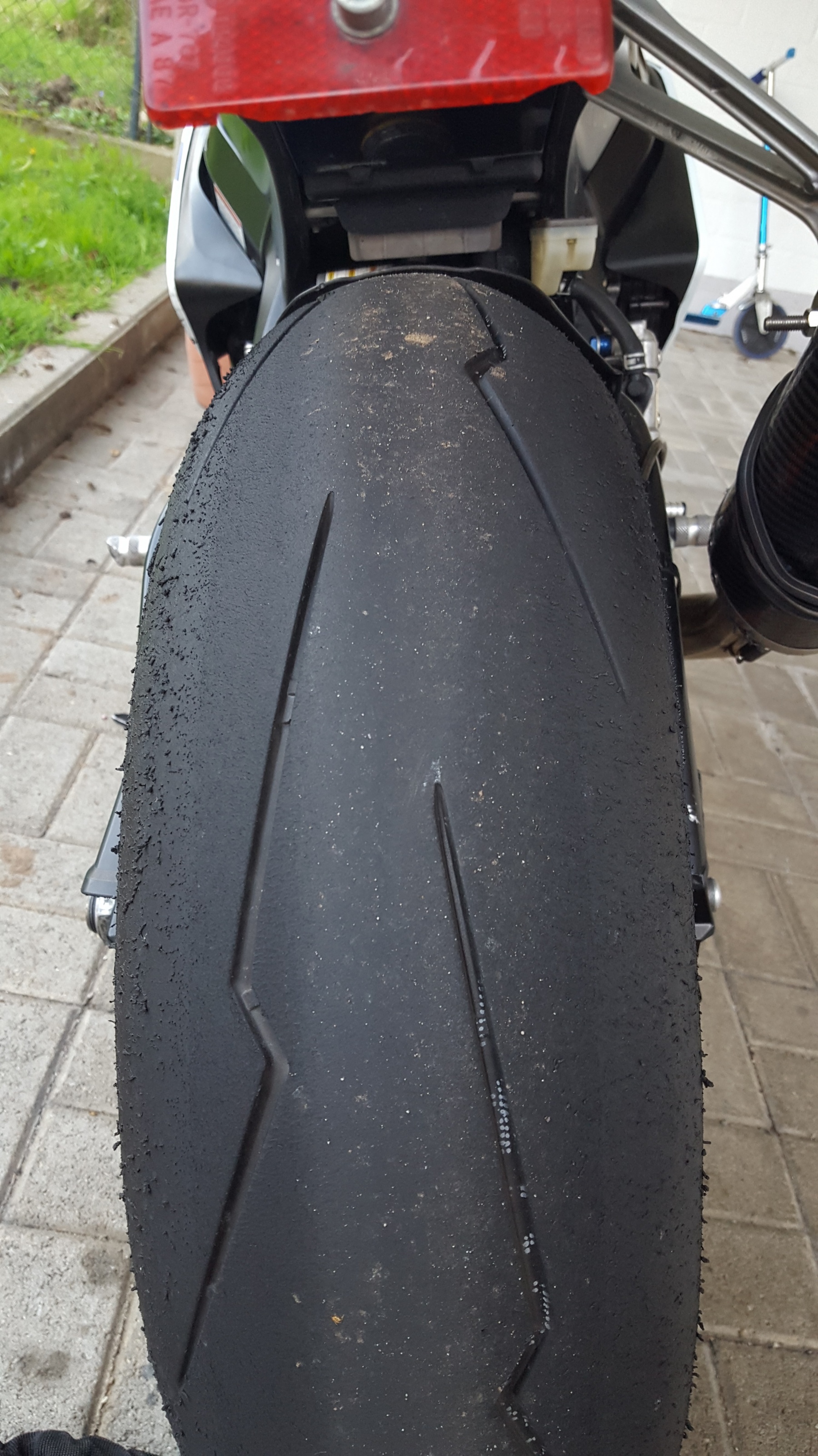 Pirelli Supercorsa SP V2 nach 460 Kilometern inklusive 15 Runden auf dem Hockenheimring